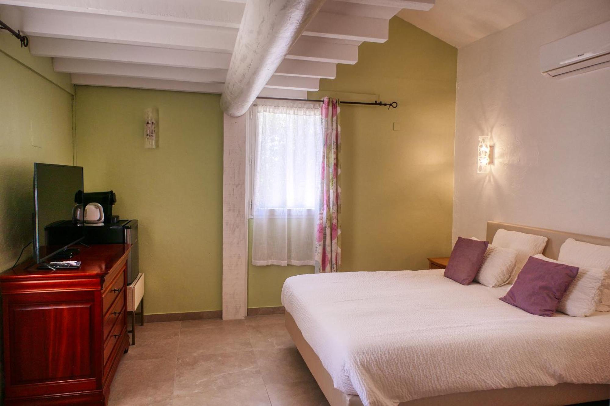 Le Hameau Fleur De Pierres , Chambre , Gite Et Table D'Hotes Murs  Ngoại thất bức ảnh